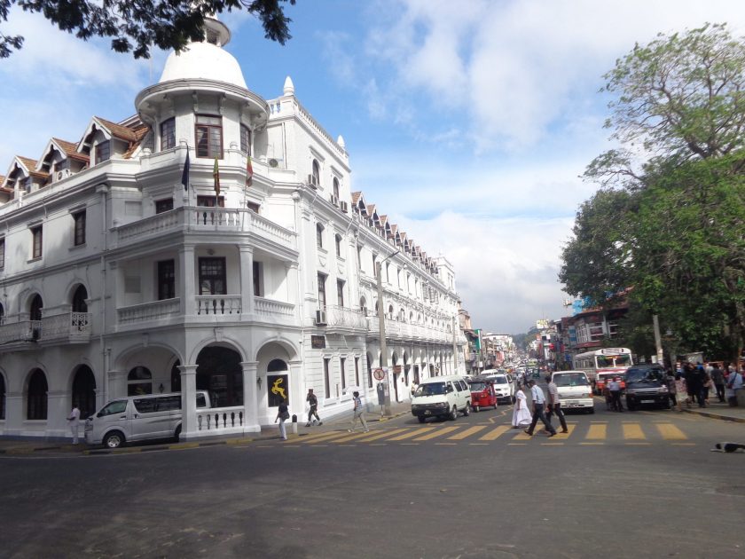 Bref moment de répit dans la circulation à Kandy, devant l'hötel colonial Queens 
