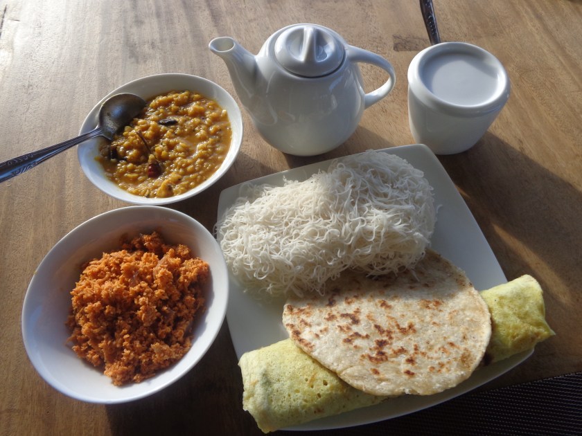 Petit déjeuner traditionnel sri lankais et, ci-dessous, un déjeuner typique: poulet au curry... 