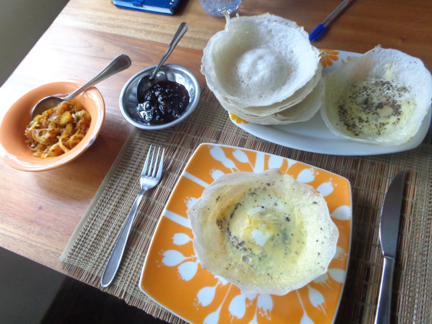Pertit déjeuner traditionnel sri lankais. Des "hoppers", galettes de farine de riz, au beurre, accompagnées de pommes de terre et légumes assaisonnés au curry...