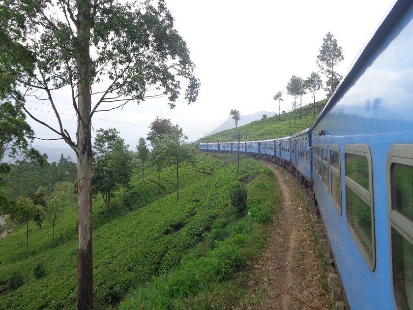 Trois fois par jour, un train relie Kandy aux petites villes situées en altitude dans une très belle région devenue, depuis la colonisation britannique, un des principaux centres de production de thé en Asie. Il faut compter six heures de trajet entre Kandy et Ella. Le paysage est splendide. Ce voyage en train est une des principales attractions touristiques du Sri Lanka.