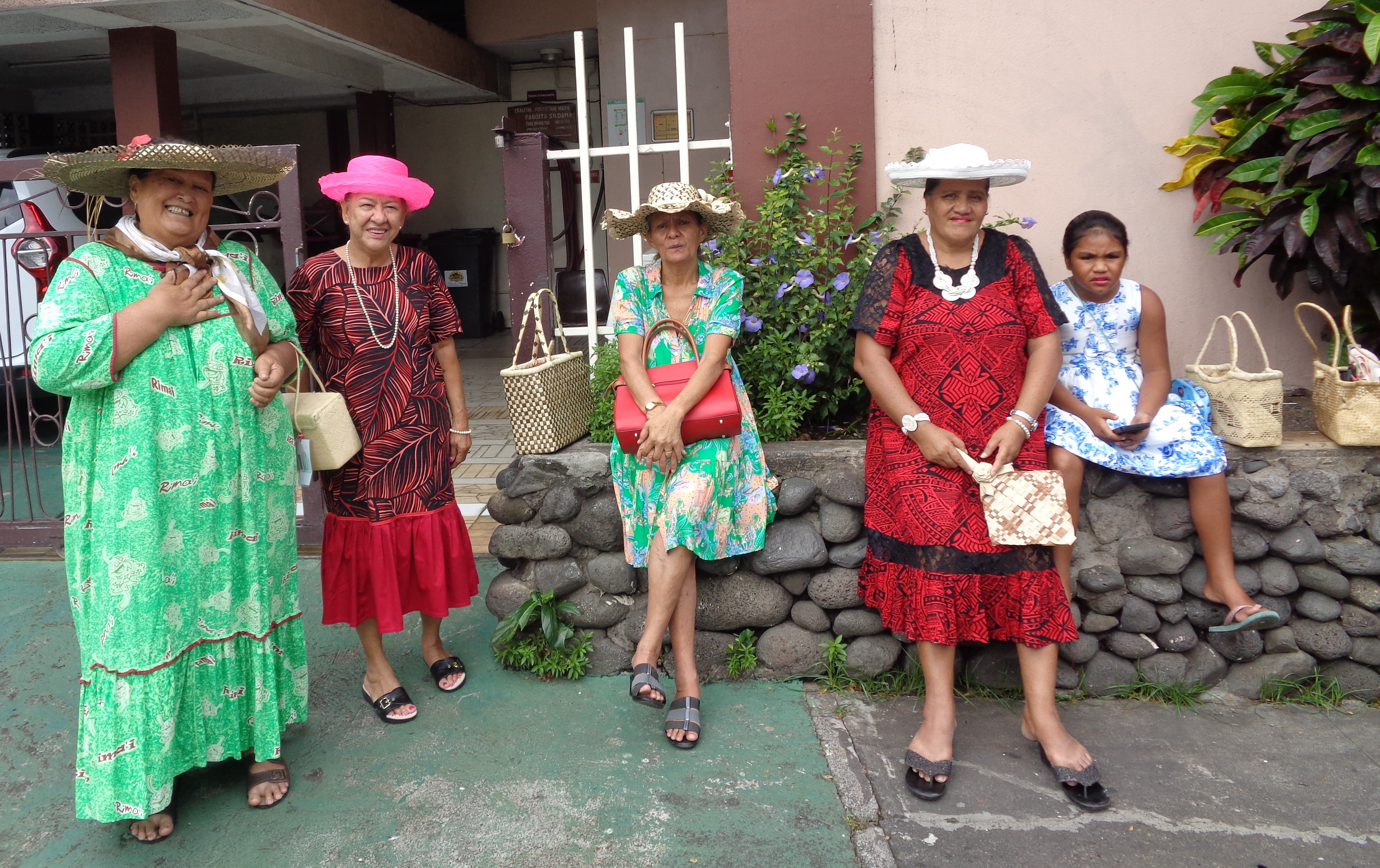 13nov fideles réunies devant l'église protestante