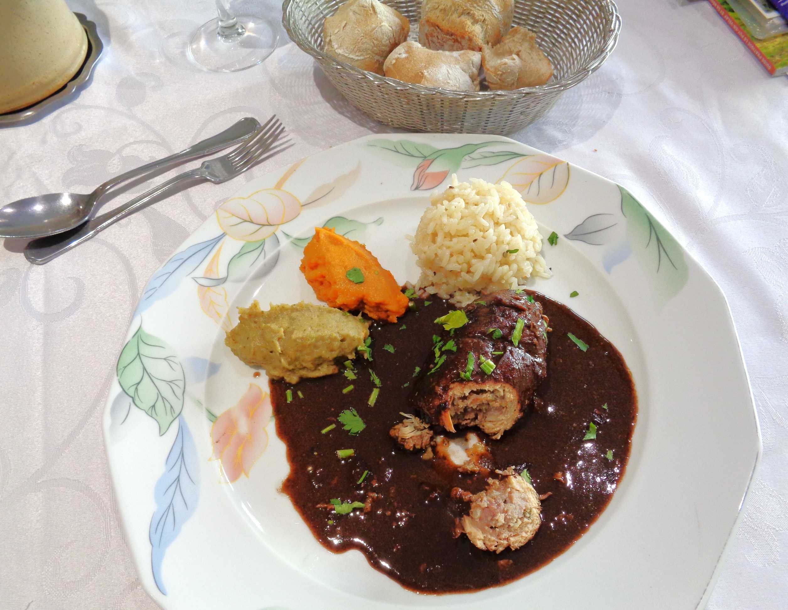 escalope de volaille (dinde), sauce bordelaise, accompagnée de purées de carottes, de brocoli et de riz.