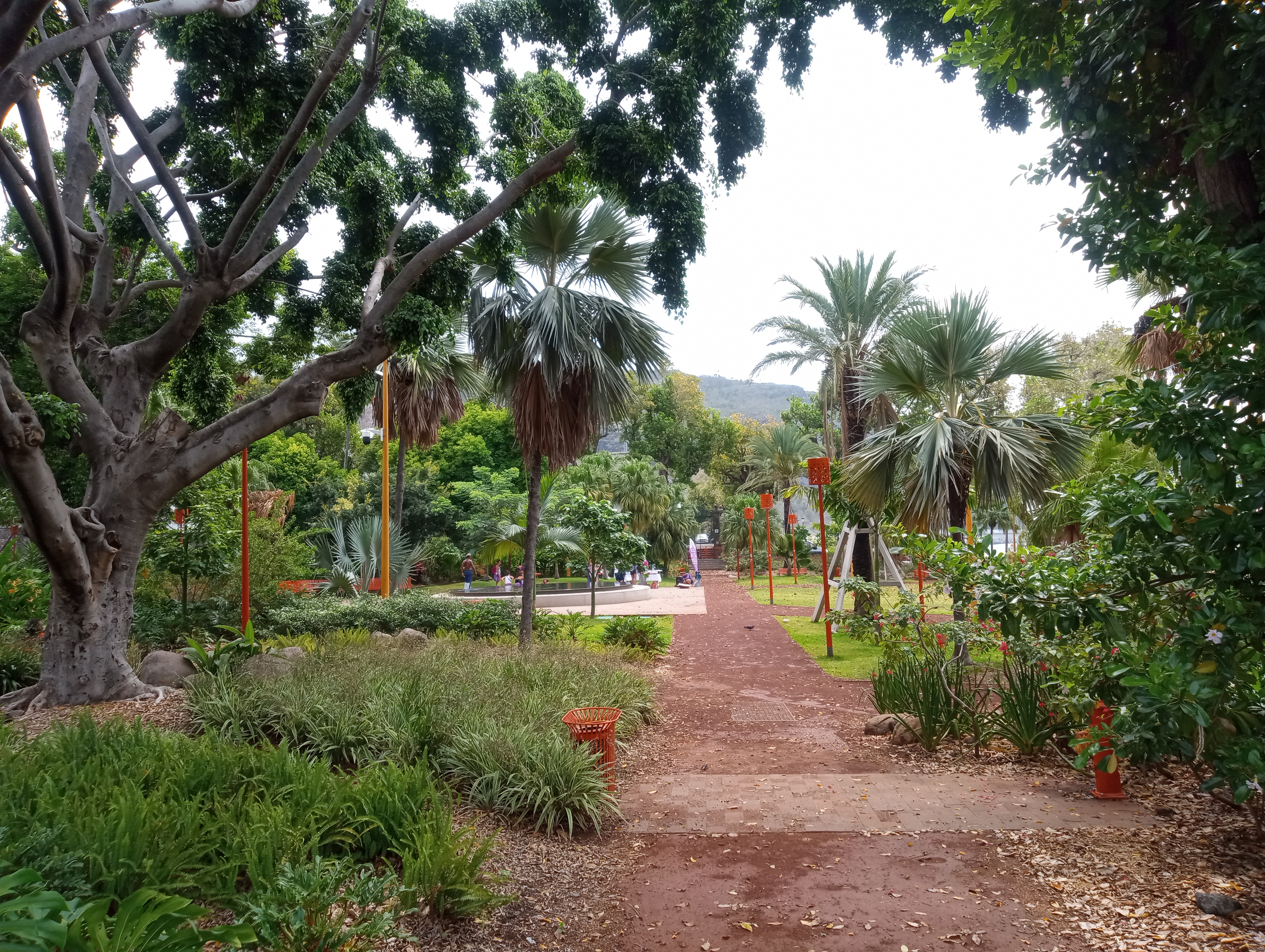 Le très beau parc situé rue de la Victoire dans le quartier de la Préfecture à Saint-Denis.